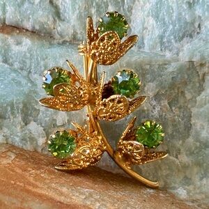 🌿 Vintage Uranium Glass Floral Brooch |Green Sparkle in Ornate Gold-Tone Setting